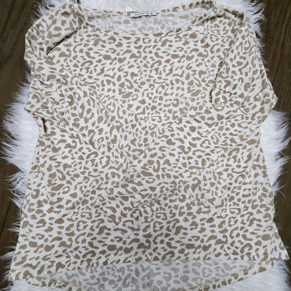 Chic Leopard Print Long Sleeve Top - Picture 2 of 4